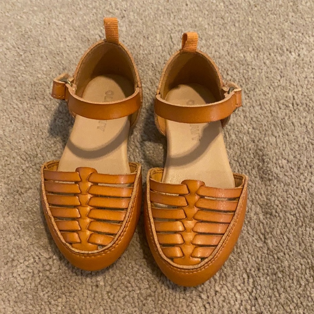 Cutest little brown flats. Size 5.
